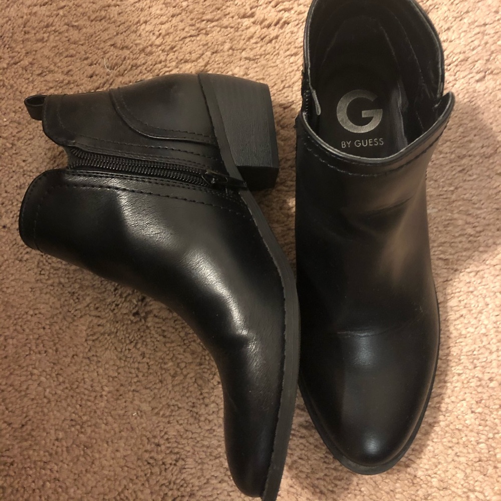 NWOT FABULOUS Guess ankle booties